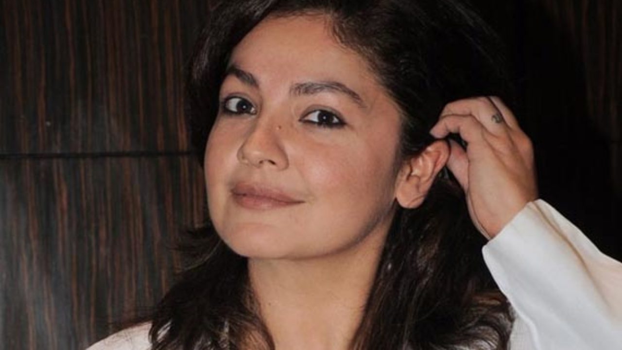 Pooja Bhatt opens up on what Alia Bhatt, Mahesh Bhatt talk about over dinner