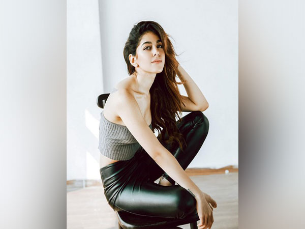 Alaya F ditches her healthy diet to gorge on jalebis