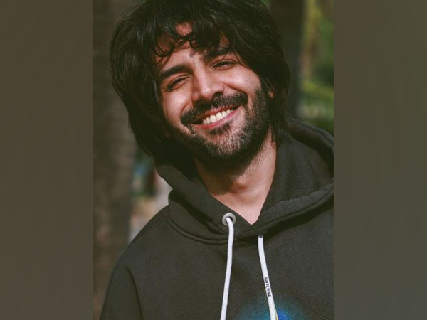 Kartik Aaryan sends birthday wishes for his ‘Dhamaka’ director Ram Madhvani